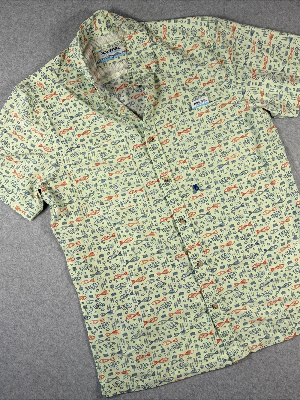 Xcaster Outdoor Men's Short-Sleeve Fish Print Button-Down Shirt in Pale Green